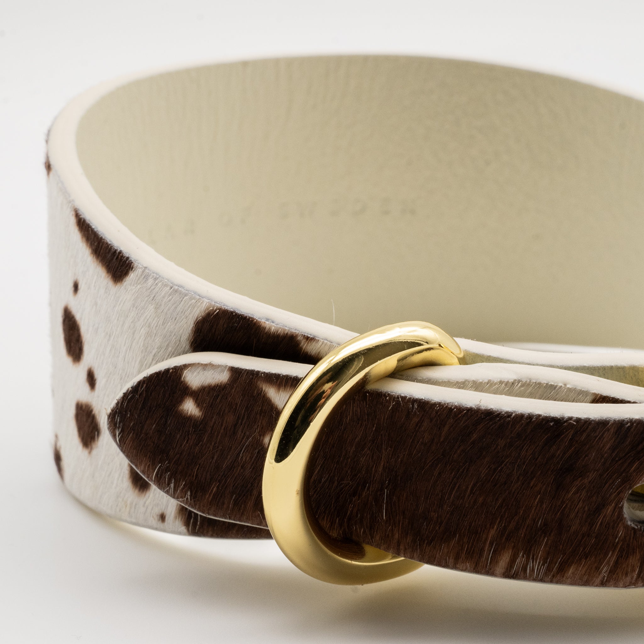 Une cloche à vache et collier en cuir Une cloche à vache et collier en cuir